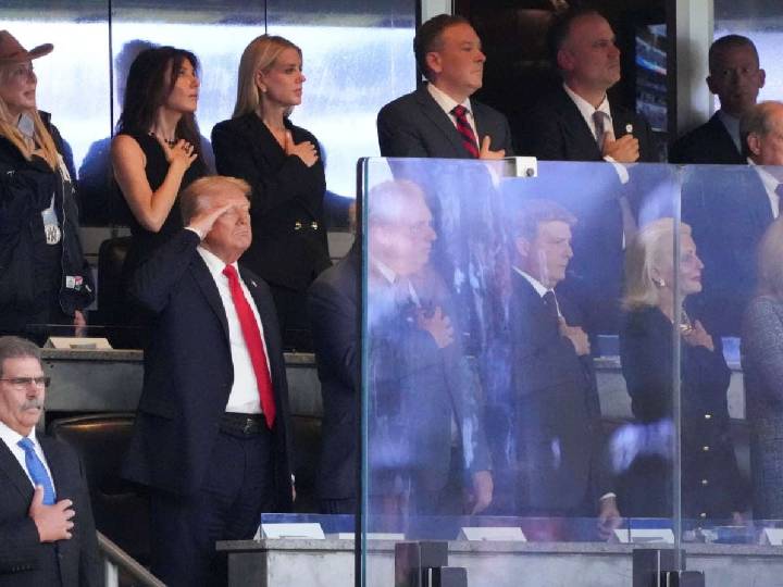 Aplausos y abucheos reciben a Trump en Yankee Stadium por conmemoración del 9/11