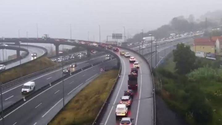 Un atasco kilométrico en la AP-9 en dirección a Vigo atrapa a cientos de conductores