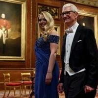 Trump gets lavish UK banquet - and an awkward guest