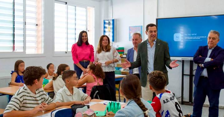 Juanma Moreno recuerda el nuevo plan de climatización en el inicio del curso: "Ya no es excepcional llegar a 40 grados en mayo"