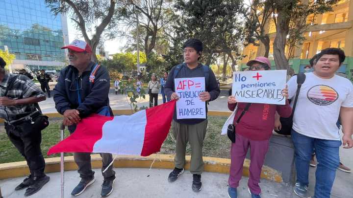 Afiliados protestan en Piura contra reforma del sistema de pensiones