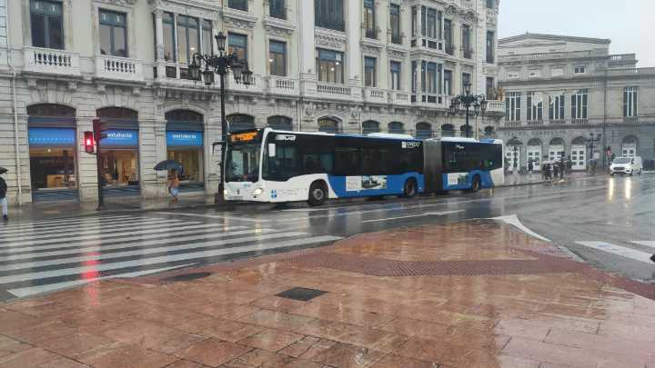 Los conductores del autobús urbano de Oviedo anuncian seis jornadas de huelga, tres de ellas en San Mateo