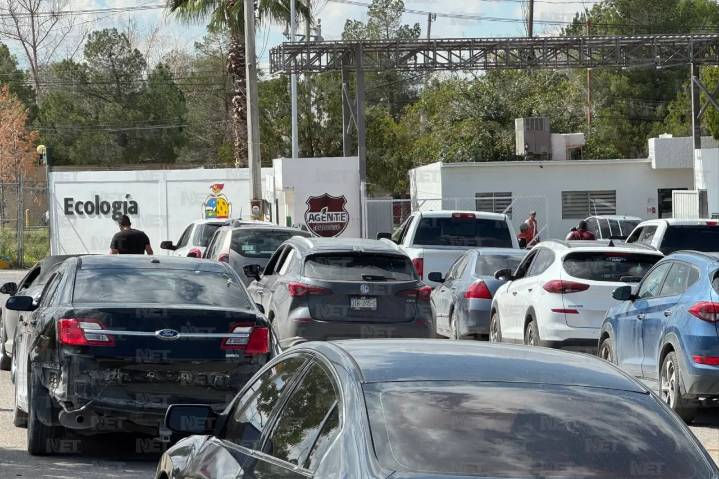 Largas filas para sacar engomado ecológico antes del inicio de multas