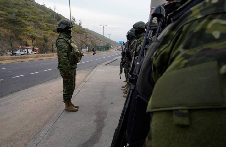 Indígena muerto y 12 militares heridos en protestas contra el alza del diésel en Ecuador