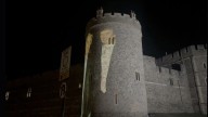 Así dan la bienvenida a Trump en Reino Unido: exhiben su foto con Epstein en el castillo de Windsor (Video)