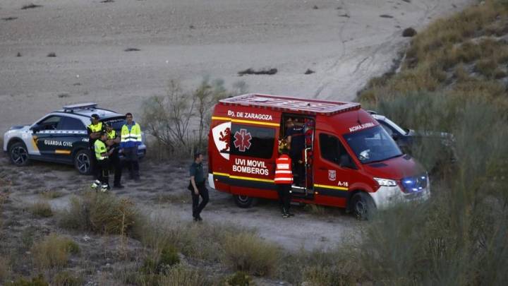 Traslado del maquinista herido en el descarrilamiento de un mercancías en Zaragoza
