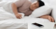 Dormir con el móvil en la mesilla: la ciencia desvela qué riesgos reales tiene para tu salud