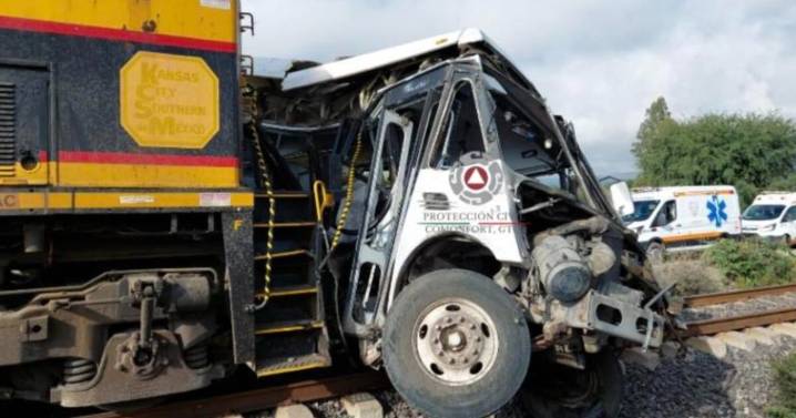 Tren impacta a camión de pasajeros y lo arrastra por varios metros en Comonfort, Guanajuato: Hay al menos 5 muertos