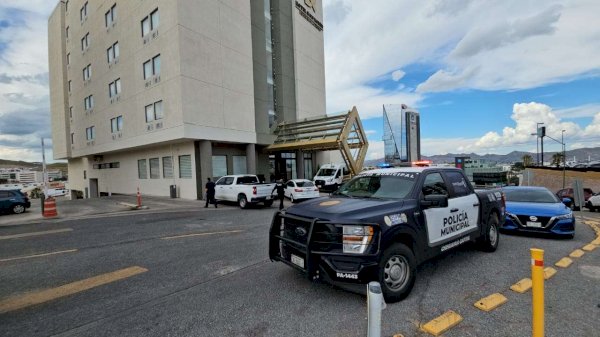 Hallan muerto a policía estatal junto a mujer en hotel