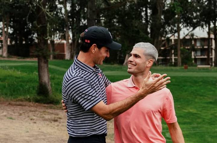 Roger Federer & Carlos Alcaraz’s Rare Crossover Sparks Hilarious ‘Father-Son’ Chatter From Fans Ahead of Laver Cup Carlos Alcaraz and 20-time slam king Roger Federer's rare moment together invokes hea