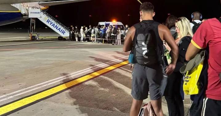 Passengers vow to 'never fly' Ryanair again after pilot's shocking announcement