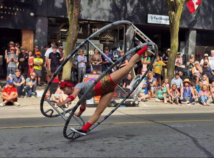 Thousands flock downtown for Crowfest