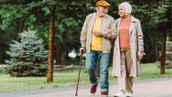Adultos mayores: el ejercicio poco conocido que mejora la capacidad pulmonar y reduce el estrés