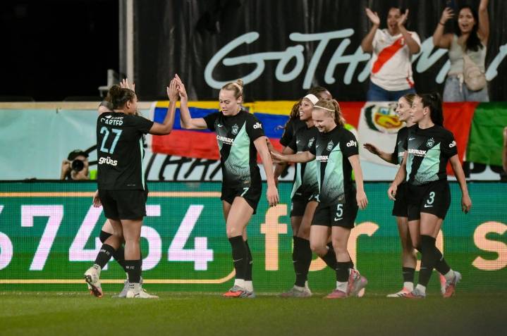 Deadspin | NWSL roundup: Current crush Stars, extend unbeaten streak