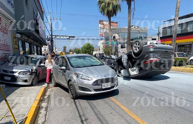 Fuerte choque entre menor y adulta mayor deja daños y cierre de vialidad en Francisco Coss