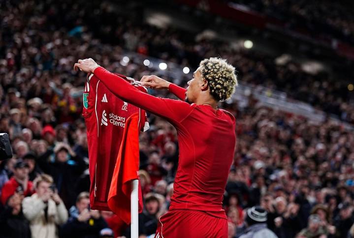 Liverpool’s Hugo Ekitike apologizes for celebration that earned him a red card and suspension