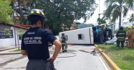 Puerto Vallarta: Camión de pasajeros se vuelca; reportan cinco lesionados y fuga de diésel