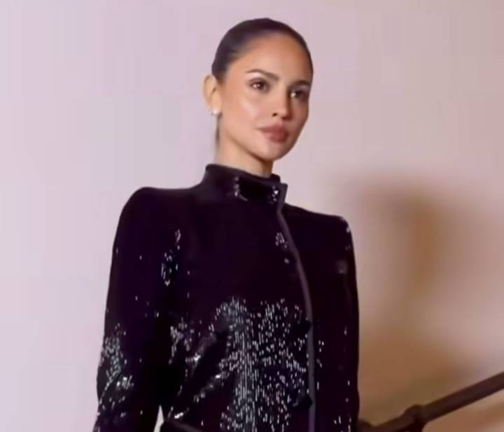 Eiza González deslumbra en desfile Armani con lentejuelas