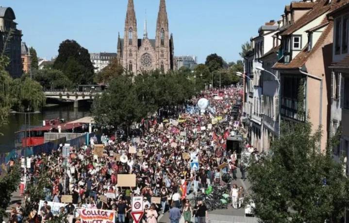 Protestas en Francia contra recortes y en favor de impuesto