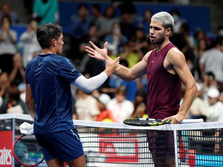 ATP 500 de Tokio: Carlos Alcaraz se torció el tobillo y tuvo de aliada a la lluvia para derrotar a Sebastián Baéz en la primera ronda