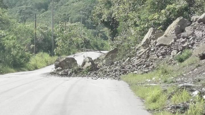 Lluvias provocan deslaves y caída de árboles en carreteras de la Huasteca hidalguense