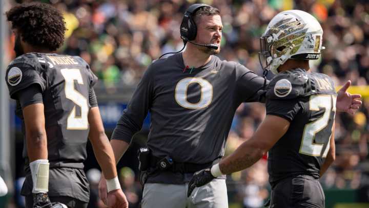 Oregon coach Dan Lanning talks Penn State atmosphere…