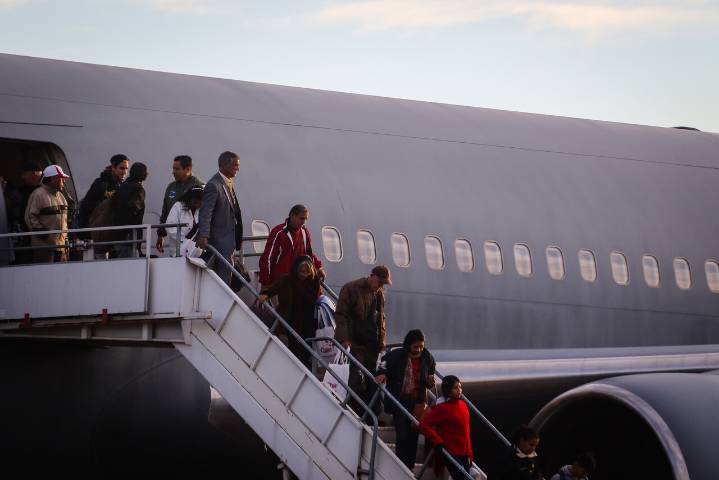 31 chilenos llegaron a Chile tras ser deportados desde Estados Unidos: 3 tienen orden de detención pendiente