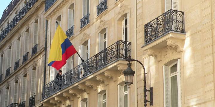 Requisito de segunda lengua para embajadores colombianos podría volver a estar vigente: demandaron resolución que lo eliminó