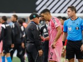 Castigan a Luis Suárez tras escupir