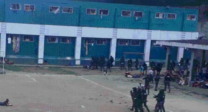Al menos 17 muertos tras motín en cárcel de Esmeraldas, Ecuador Explosiones y ráfagas de disparos se registraron durante la madrugada en medio del enfrentamiento entre bandas rivales.
