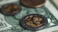 Peso retrocede tras datos económicos de EU; aguarda decisión de Banxico