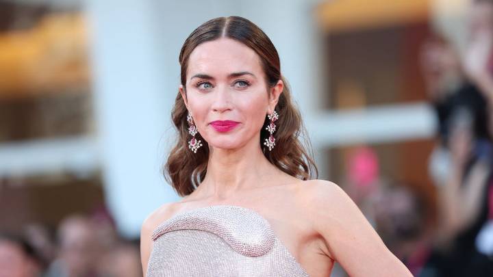 Emily Blunt conquista el Festival de Venecia con los vestidos más románticos y elegantes