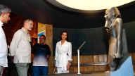 Complicidad real en Egipto: los looks coordinados de la Reina Letizia y el Rey Felipe entre tumbas y excavaciones