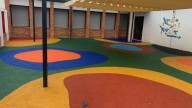 El patio del colegio de Torrecilla de Alcañiz estrena aspecto tras una reforma integral