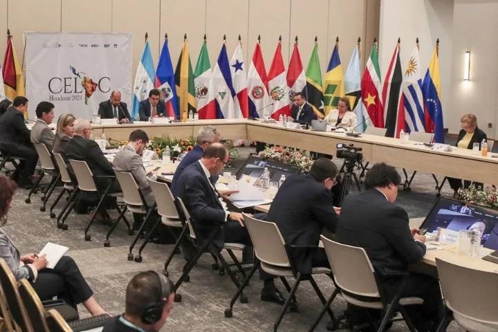 Celac convoca reunión de emergencia ante despliegue militar de EE.UU. en el Caribe