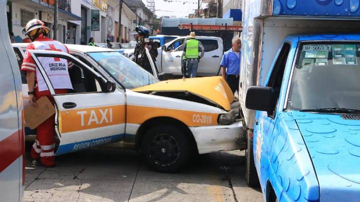 Madre e hija resultan lesionadas tras choque de dos camionetas y un taxi en Córdoba
