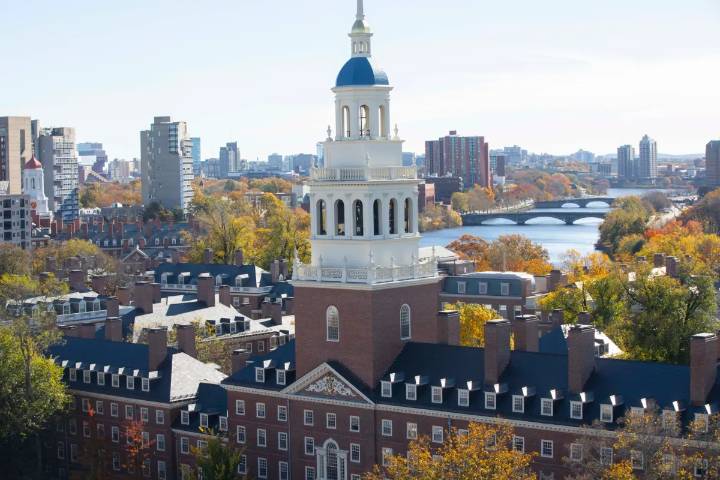 Un juez federal falla contra la congelación de fondos de Harvard por parte de la Administración Trump