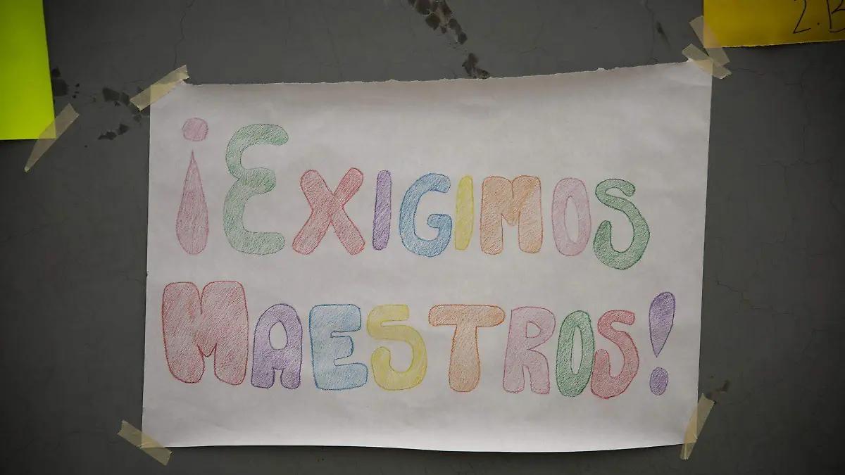 Padres de familia de dos escuelas en Tehuipango mantienen cerrados los planteles