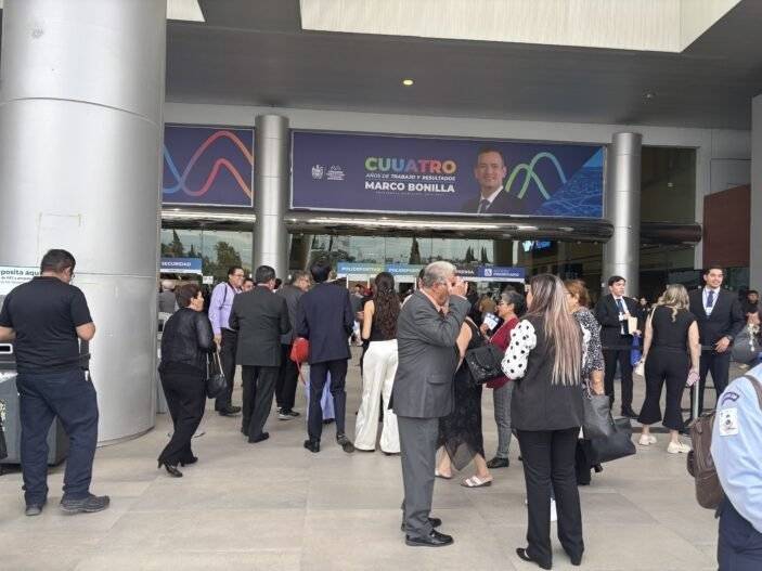 Llegan invitados a 4to Informe de Bonilla en Expo Chihuahua