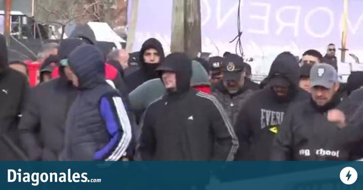 Los encapuchados que sí quiere Bullrich: Barrabravas hicieron de "seguridad" en el acto de LLA