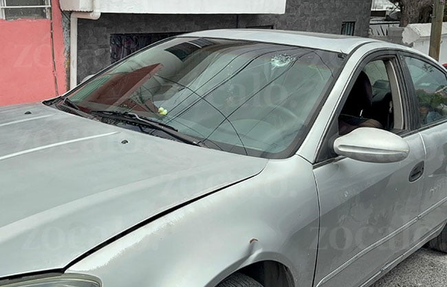 Menores apedrean a un hombre y dañan su vehículo en la colonia Bellavista