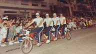 Cuatro amigos y la bicicleta más peculiar de la Cabalgata de la Feria de Albacete