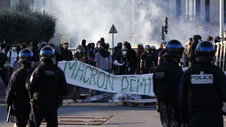 Decenas de detenidos y autopistas bloqueadas en Francia por las protestas contra los recortes del Gobierno