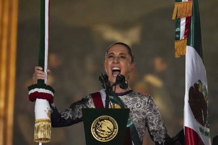 Sheinbaum recuerda a mujeres y migrantes en su primera celebración del Grito
