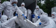 Ucrania intenta identificar los restos de miles de soldados mientras los familiares ansían noticias