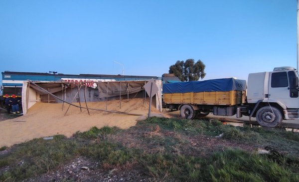 Volcó un camión luego de chocar un tren en la ruta 3: el chofer estaba drogado