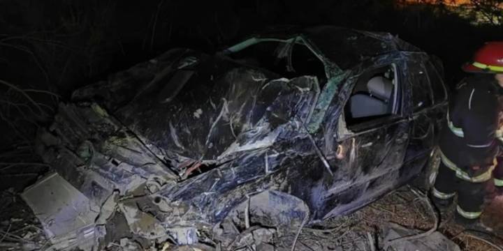 Neuquén: un hombre perdió el control del auto, cayó por un barranco de 100 metros y sobrevivió