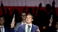 Un influencer y un profesor acaban su debate a puñetazos tras discutir sobre la muerte de Charlie Kirk