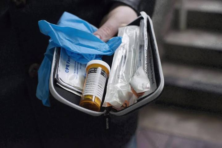 Police warn public after 2 suspected overdose deaths in Toronto