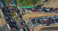 El drama de cruzar la Vía Expresa Sur el hora punta: caos y inseguridad graficados en imágenes TLCNOTA